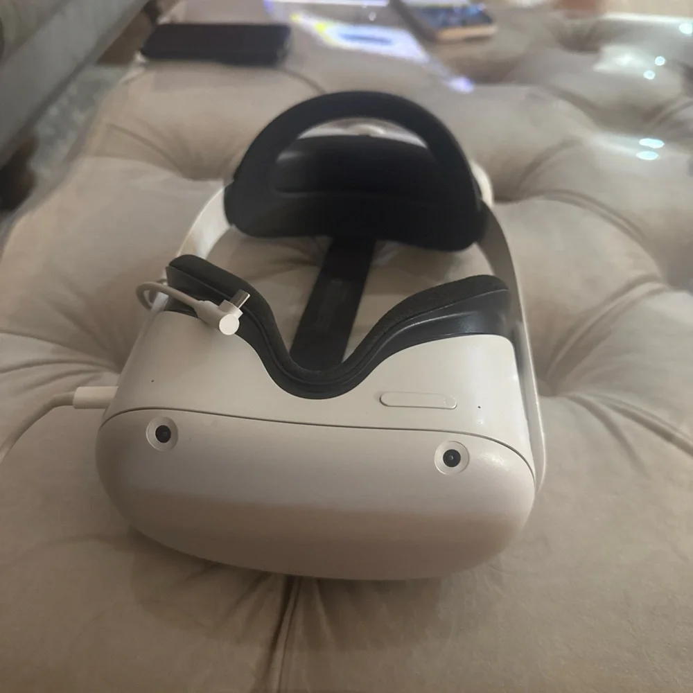 VR Headset in White and Black